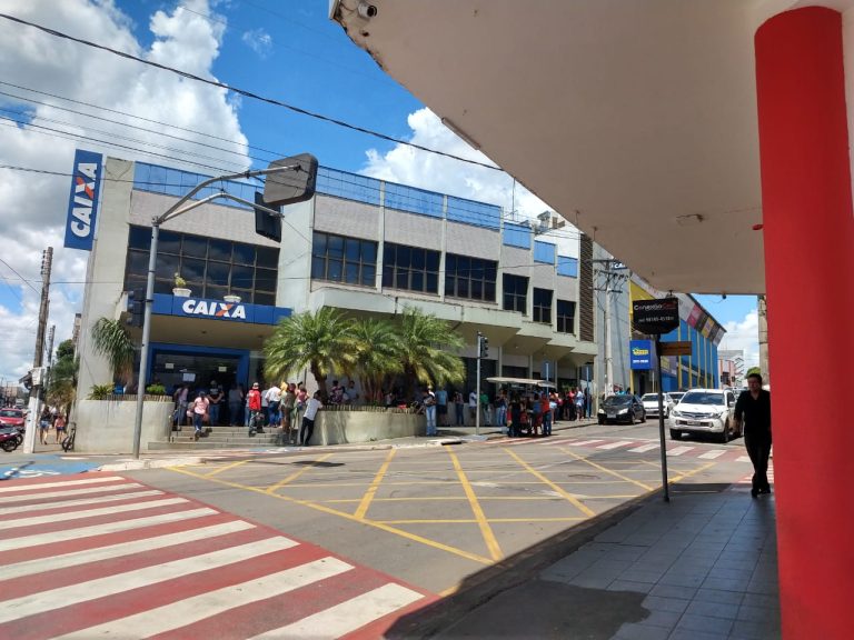 FILA ENORME SE FORMOU NA PORTA DE AGÊNCIA BANCÁRIA DE CATALÃO, GERANDO AGLOMERAÇÃO DE PESSOAS; PREFEITO SE REUNIRÁ COM GERENTES DE BANCOS NESTA SEXTA-FEIRA (20), AFIRMA SECRETÁRIO DE COMUNICAÇÃO