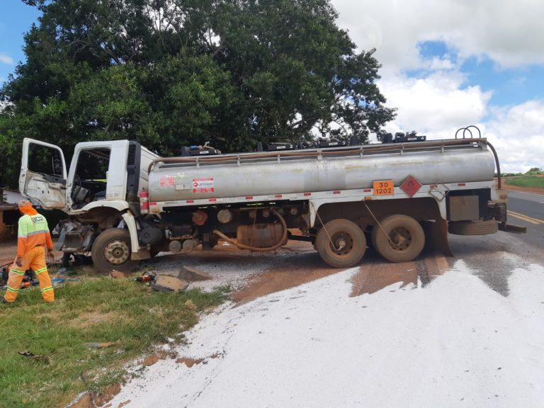COLISÃO ENTRE VEÍCULOS DE CARGAS DEIXA MOTORISTA GRAVEMENTE FERIDO NA BR 050, EM CATALÃO; ACIDENTE OCORREU NO INÍCIO DA TARDE DESTA TERÇA-FEIRA (24)