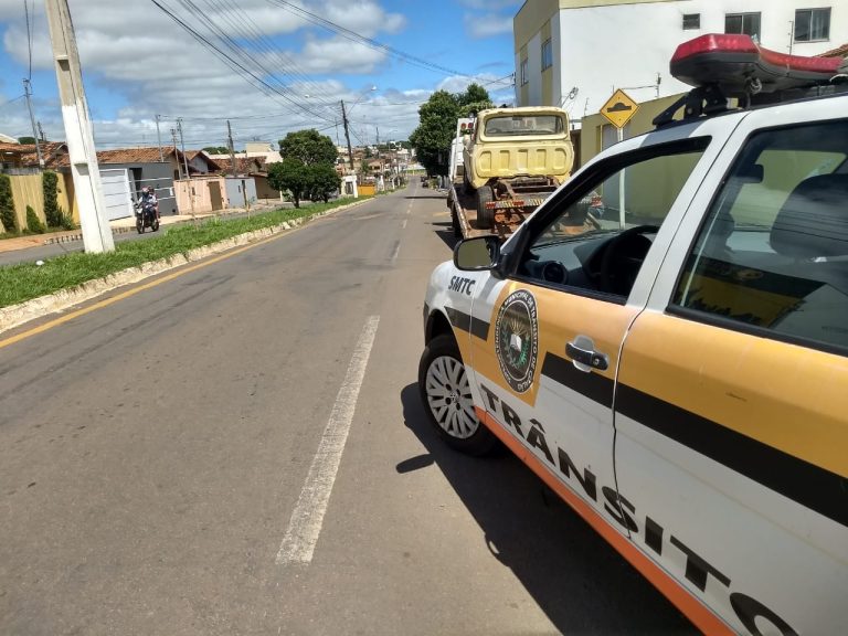 AGENTES DA SMTC ESTÃO RECOLHENDO CARROS ABANDONADOS EM DIVERSOS BAIRROS DE CATALÃO
