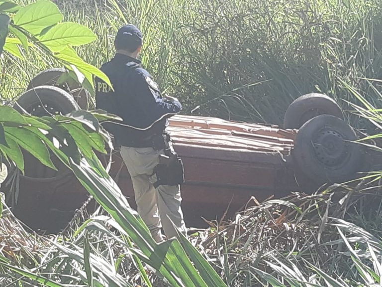 EM CATALÃO, NA BR 050, CONDUTOR PERDE O CONTROLE DA DIEREÇÃO E CAPOTA VEÍCULO