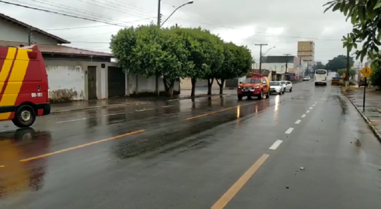 CORPO DE BOMBEIROS DE CATALÃO USAM VIATURAS PARA PEDIREM POPULAÇÃO PARA NÃO SAIREM DE SUAS CASAS; ASSISTA OS VÍDEOS NO BLOG DO BADIINHO