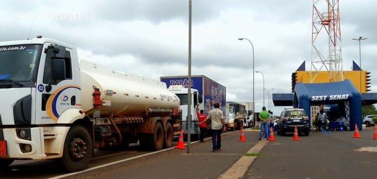 GOVERNO DE GOIÁS E PRF REALIZAM DIA D DE VACINAÇÃO CONTRA H1N1 PARA CAMINHONEIROS