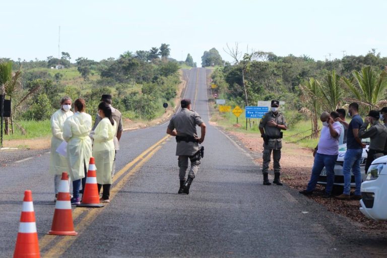INICIADA BARREIRA SANITÁRIA RIGOROSA NA ENTRADA DE TRÊS RANCHOS; PESSOAS QUE NÃO COMPROVAREM RESIDÊNCIA, OU PARENTESCO COM A CIDADE PODERÁ TER SUA ENTRADA RESTRINGIDA