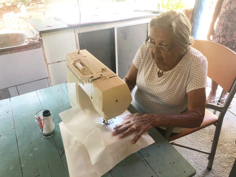 IDOSA DE 93 ANOS DE IDADE DÁ EXEMPLO DE SOLIDARIEDADE EM TRÊS RANCHOS AO CONFECCIONAR MÁSCARAS PARA SEREM DOADAS A FAMÍLIAS CARENTES E COMERCIANTES DA CIDADE