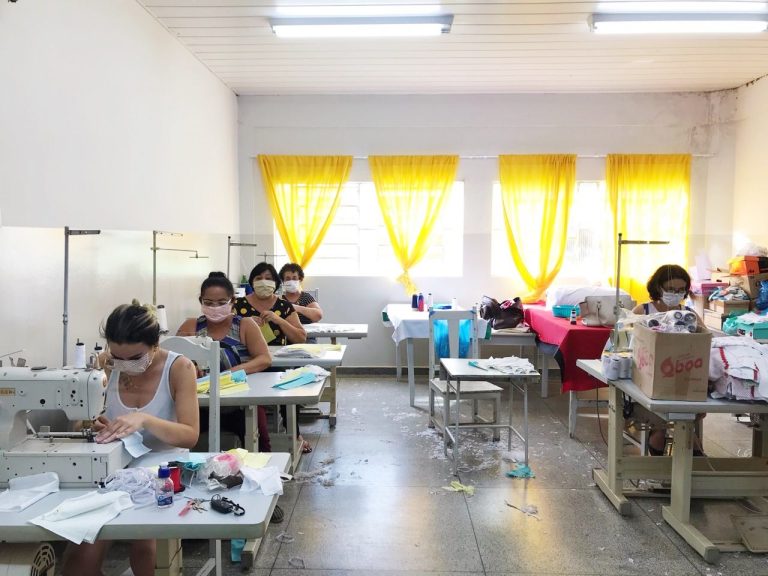 EM CATALÃO, COSTUREIRAS ESTÃO CONFECCIONANDO MÁSCARAS NO CENTRO DE CONVIVÊNCIA DO PEQUENO APRENDIZ (CCPA); “SERÃO DISTRIBUÍDAS JUNTO COM AS CESTAS BÁSICAS”, DISSE ADRIETE ELIAS