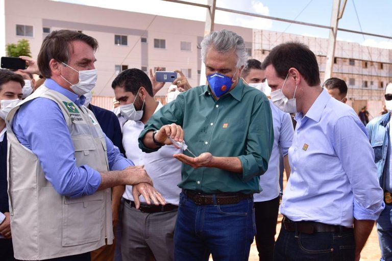 AO LADO DE BOLSONARO, CAIADO VISITA HOSPITAL DE CAMPANHA DE ÁGUAS LINDAS E CITA ALÍVIO PARA SAÚDE NO ENTORNO