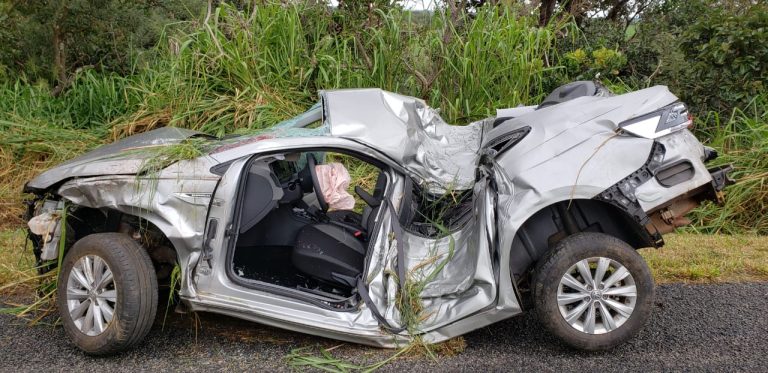 SAÍDA DE PISTA SEGUIDA DE CAPOTAMENTO NA BR 050, EM CAMPO ALEGRE DE GOIÁS, MATA IDOSO DE 68 ANOS E DEIXA JOVEM DE 26 ANOS GRAVEMENTE FERIDO; VESTÍGIOS INDICAM EXCESSO DE VELOCIDADE, AFIRMA PRF