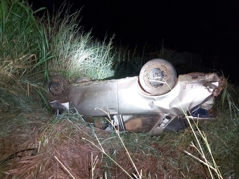 ACIDENTE NA BR 050 DEIXA TRÊS PESSOAS FERIDAS, UMA DELAS EM ESTADO MAIS GRAVE; OCUPANTES NÃO USAVAM CINTO DE SEGURANÇA E FORAM ARREMESSADAS PARA FORA DO VEÍCULO