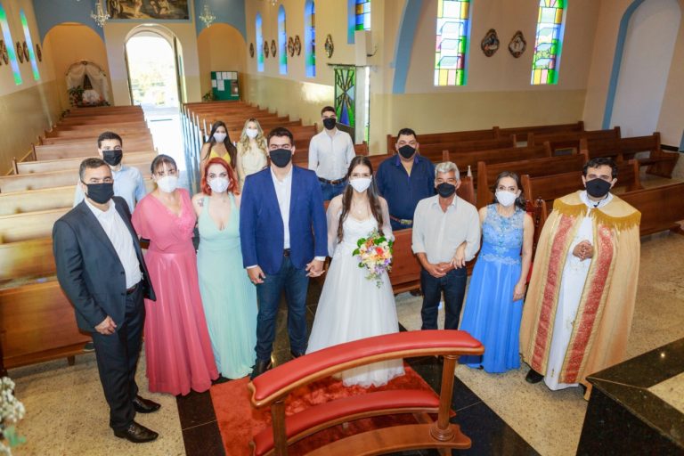 CORONAVÍRUS: NOIVOS SE CASAM USANDO MÁSCARAS NA CIDADE DE CUMARI, NO INTERIOR DE GOIÁS