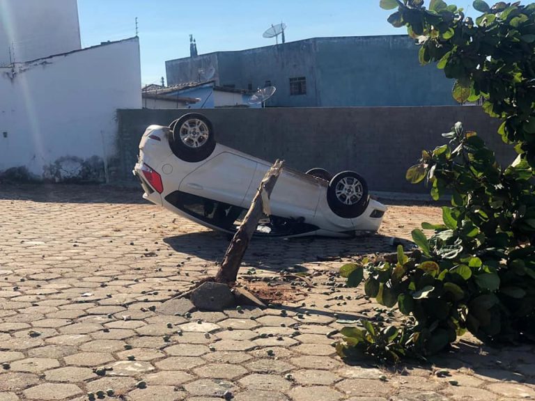 MOTORISTA TOMBA VEÍCULO DE PASSEIO EM FRENTE À CASA DE VELÓRIOS, PRÓXIMO AO ESTÁDIO DO CRAC