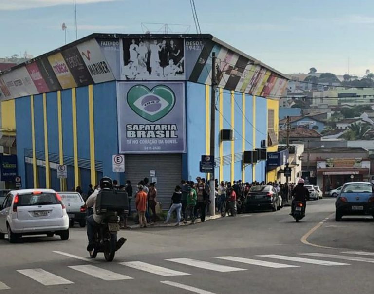 FILAS ENORMES SE FORMAM NAS IMEDIAÇÕES DA CAIXA ECONÔMICA FEDERAL, NO CENTRO DE CATALÃO