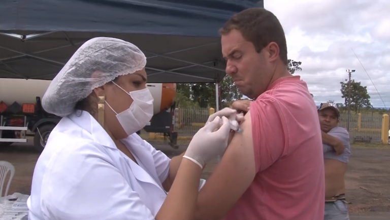 CAMINHONEIROS FORAM IMUNIZADOS DA GRIPE H1N1 NO POSTO DA PRF DE CATALÃO; DIA “D” DE VACINAÇÃO DESTINADA AOS MOTORISTAS DE VEÍCULOS DE CARGAS, OCORREU EM TODO O ESTADO