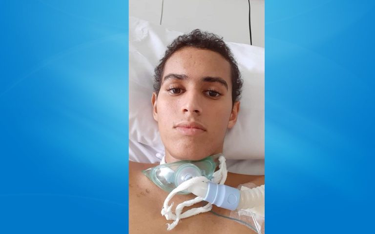 HÁ 8 MESES INTERNADO NO HUGO EM GOIÂNIA, MÃE E FAMILIARES DE JOVEM PEDEM AJUDA PARA COMPRA DE RESPIRADOR MECÂNICO; RAPAZ PRECISA DO APARELHO PARA RECEBER ALTA HOSPITALAR