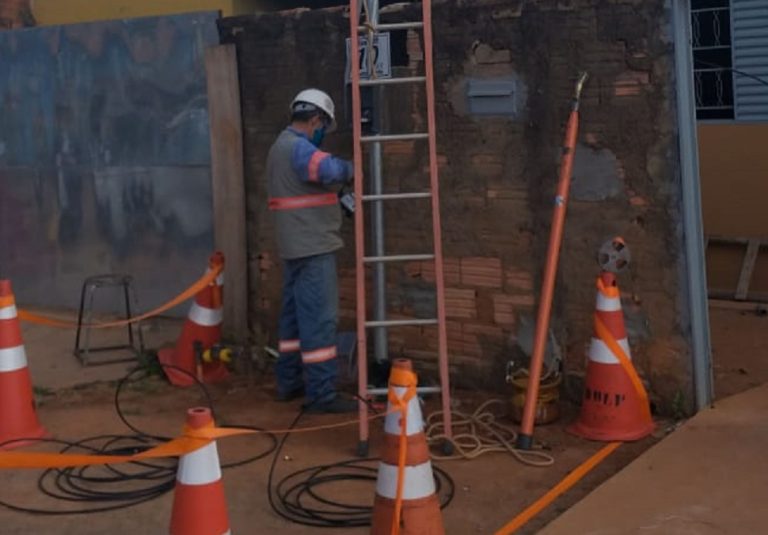 APÓS 4 MESES A ESPERA DA LUZ EM SUA CASA, DONA SÔNIA TEVE A ENERGIA LIGADA PELA ENEL NESSA SEXTA-FEIRA (08); CASO FOI DESTACADO PELO BADIINHO NA QUARTA-FEIRA (07/05)
