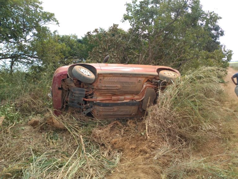 HOMEM DE 36 ANOS DE IDADE MORRE EM CAPOTAMENTO EM ESTRADA VICINAL NO MUNICÍPIO DE IPAMERI; VÍTIMA FOI ARREMESSADA PARA FORA DO VEÍCULO