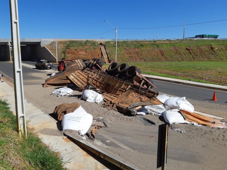 CARRETA TOMBA NA BR 050 PRÓXIMO AO TREVO DE ACESSO ÀS MINERADORAS; UMA MULHER FICOU LEVEMENTE FERIDA