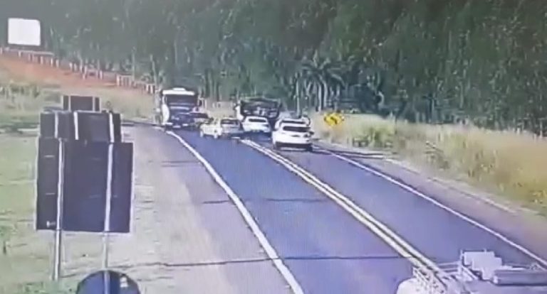 CÂMERA DE MONITORAMENTO FLAGRA ACIDENTE NA BR 050, PRÓXIMO DO FISCALIZAÇÃO DA PRF; OUTROS DOIS ACIDENTES FORAM REGISTRADOS