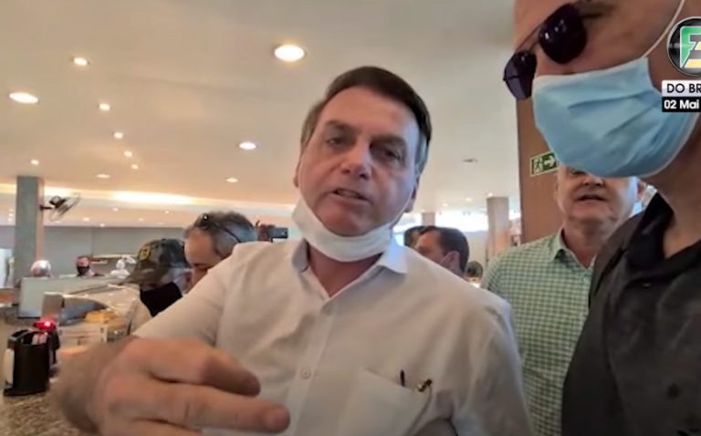 “VAMOS TOMAR CUIDADO E USAR MÁSCARA”, DISSE BOLSONARO EM POSTO DE COMBUSTÍVEL EM CRISTALINA-GO