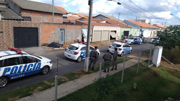 TENTATIVA DE FEMINICÍDIO: MULHER É BALEADA NA BARRIGA PELO MARIDO DURANTE DISCUSSÃO; HOMEM FOI PRESO EM FLAGRANTE PELA PM