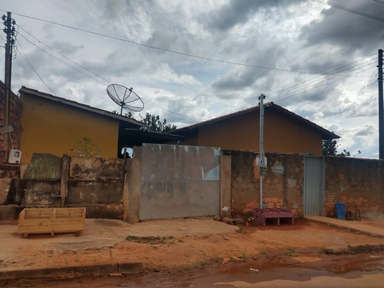 EM CATALÃO, DONA SÔNIA E SEU FILHO DE 10 ANOS, LUTAM PARA TER ENERGIA ELÉTRICA EM SUA CASA; RESIDÊNCIA FOI CONSTRUÍDA POR PROGRAMA SOCIAL DA PREFEITURA