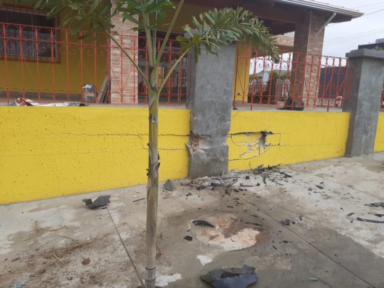 CONDUTOR PERDE O CONTROLE DE VEÍCULO E BATE EM ESTABELECIMENTO COMERCIAL PRÓXIMO A REPRESA DO HALEY; ARMA DE FOGO FOI ENCONTRADA NO INTERIOR DO VEÍCULO