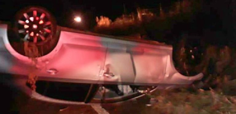 EM GOIANDIRA, MOTORISTA SE DISTRAI COM APARELHO DE SOM, BATE EM ÁRVORE E CAPOTA VEÍCULO