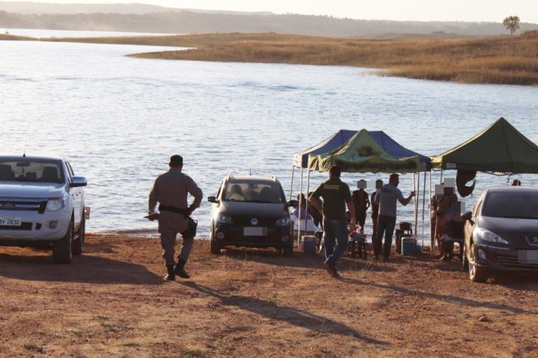 DESRESPEITO: EM TRÊS RANCHOS, PM E AGENTES DO MEIO AMBIENTE TIVERAM QUE EVACUAR MARGENS DO LAGO AZUL
