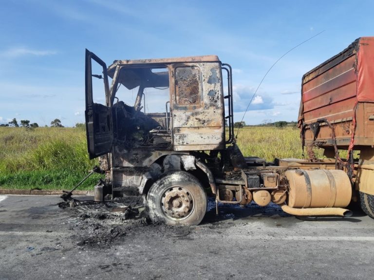 CATALÃO: VEÍCULOS DE CARGA PEGA FOGO NA BR 050 E MOTOCICLISTA SOFRE QUEDA POR DECORRÊNCIA DE OLÉO NA PISTA