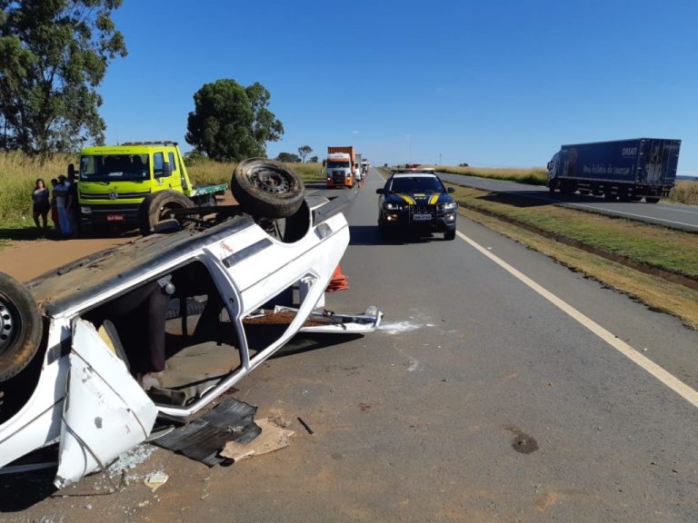 IDOSA DE 73 ANOS DE IDADE FICA GRAVEMENTE FERIDO APÓS CONDUTOR PERDER O CONTROLE E CAPOTAR VEÍCULO NA BR-050