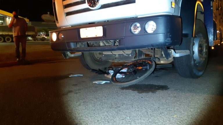 CICLISTA DE 20 ANOS DE IDADE FICA GRAVEMENTE FERIDO AO COLIDIR-SE COM CAMINHÃO DE BEBIDAS NO TREVO DO CASTELO BRANCO