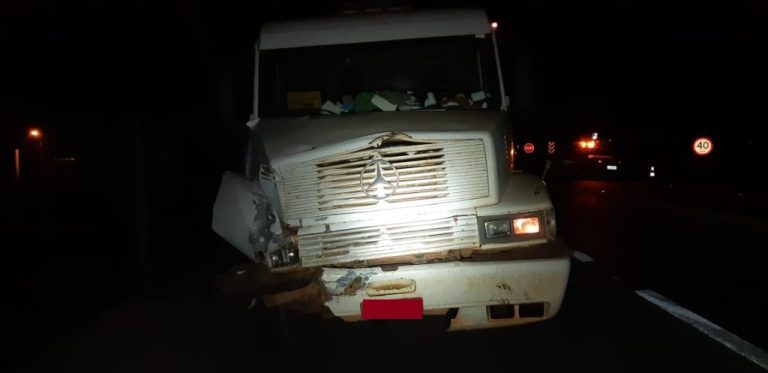 BR 050: PRF DE CATALÃO REGISTRA ACIDENTE ENTRE VEÍCULO DE CARGA E UM MICRO-ÔNIBUS EM FRENTE AO TREVO DO DIMIC