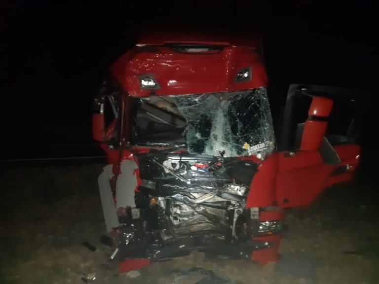 PRF REGISTRA ACIDENTE COM VEÍCULOS DE CARGAS NA BR 050 PRÓXIMO A CAMPO ALEGRE DE GOIÁS