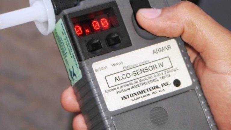 FLAGRADO DIRIGINDO EM ZIGUE-ZAGUE, MOTORISTA DE CARRETA É PRESO NA BR 050 POR EMBRIAGUEZ AO VOLANTE