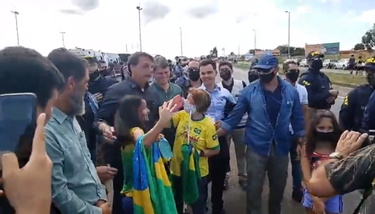 PRESIDENTE BOLSONARO ESTÁ EM ARAGUARI-MG; PRESIDENTE FEZ POUSO NO POSTO DA PRF NA BR-050
