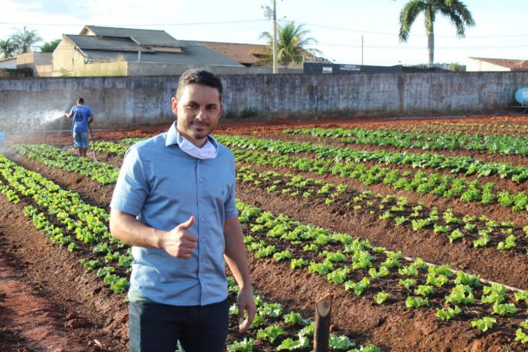 PREFEITO DE TRÊS RANCHOS, HUGO DELEON E SUA ESPOSA CRIAM HORTA COMUNITÁRIA PARA COMPLEMENTAR ALIMENTAÇÃO DE FAMÍLIAS CARENTES DURANTE A CRISE DO CORONAVÍRUS