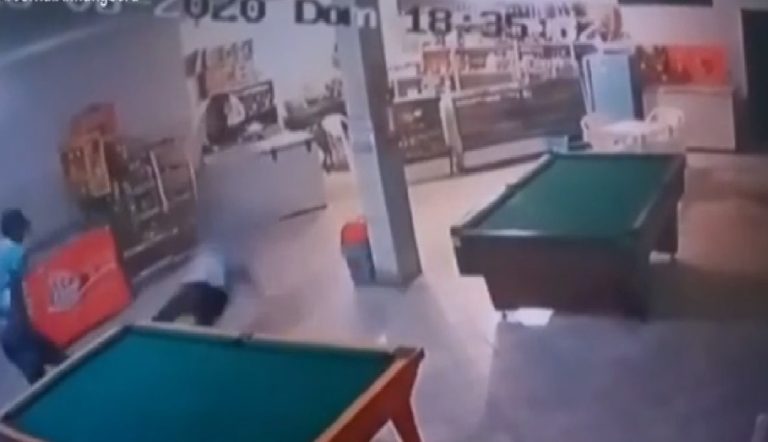 VÍDEO: DONO DE BAR DE 76 ANOS É AGREDIDO POR CLIENTE AO PEDI-LO PRA USAR MÁSCARA DE PROTEÇÃO FACIAL