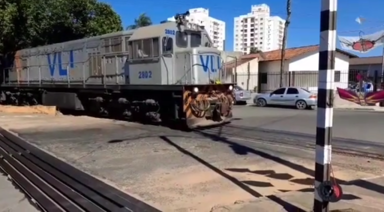 EM CATALÃO, HOMEM EMBRIAGADO PULA NA FRENTE DA LOCOMOTIVA DE CARGAS