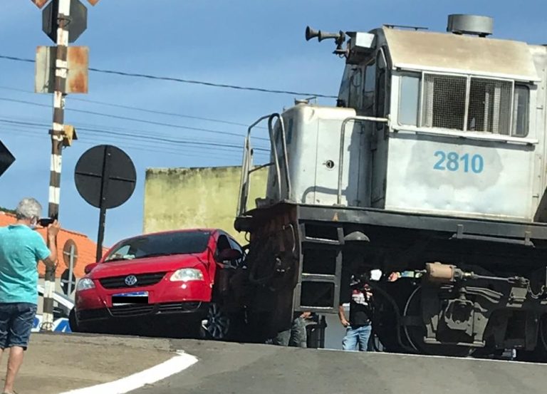 EM CATALÃO, COLISÃO ENTRE LOCOMOTIVA DE CARGA E VEÍCULO DE PASSEIO FOI REGISTRADO NA MANHÃ DESTE SÁBADO