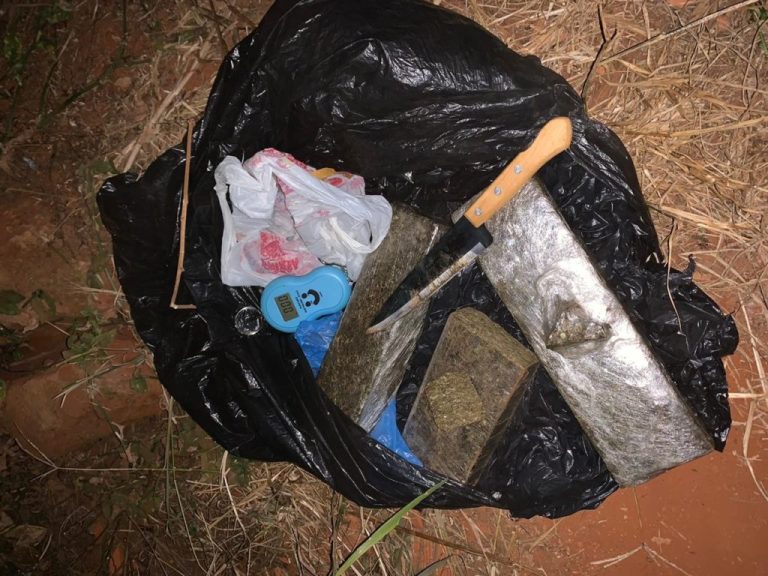 GENARC DE CATALÃO FLAGRA TRAFICANTE DESENTERRANDO MACONHA EM TERRENO BALDIO NAS MARGENS DA BR 050