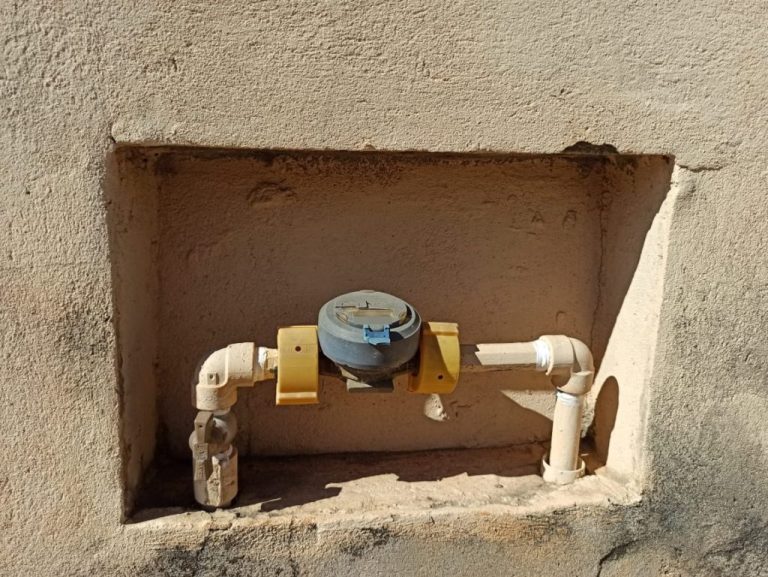 EM CATALÃO, TAXA POR MANUTENÇÃO DE HIDRÔMETRO É INTERRONPIDA; DECRETO ASSINADO PELO EX-PREFEITO JARDEL SEBBA EM 2014, INICIOU COBRANÇA