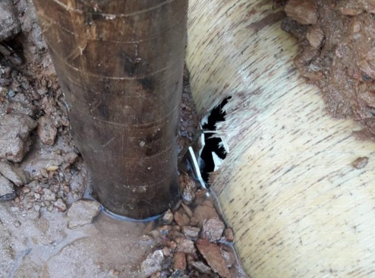 ROMPIMENTO DE ADUTORA PROVOCA DESABASTECIMENTO DE ÁGUA NA CIDADE DE CATALÃO; ATÉ O FINAL DO DIA, SISTEMA DEVE SER NORMALIZADO