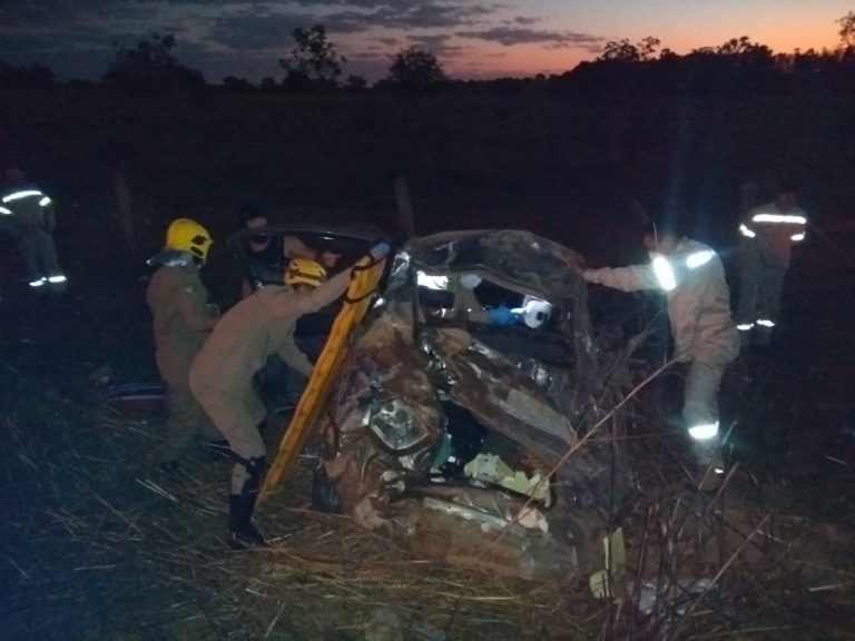 TRÊS HOMENS FICAM FERIDOS EM CAPOTAMENTO NA GO 330, ENTRE IPAMERI E CATALÃO, PRÓXIMO A PONTE DO RIO VERÍSSIMO