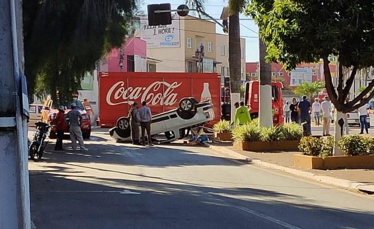 APÓS COLISÃO, CONDUTOR DE PICAPE SAVEIRO TOMBA NA AVENIDA DO CÓRREGO, NO CENTRO DE CATALÃO