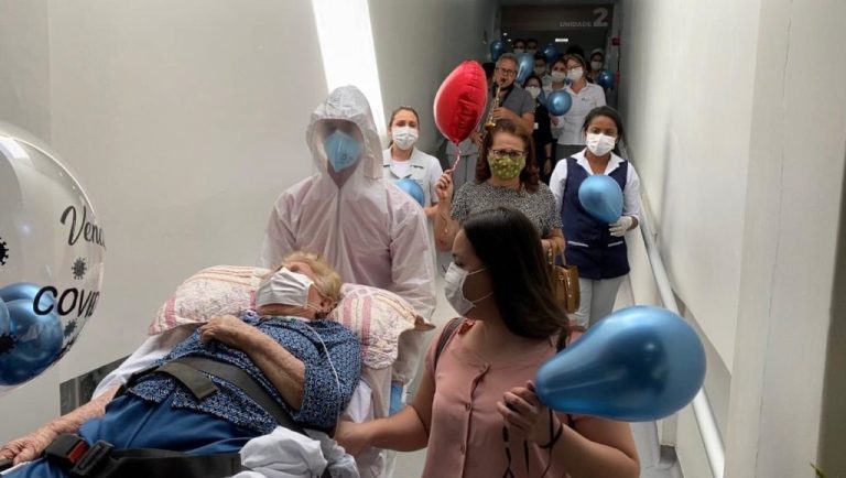 COMEMORAÇÃO COM EMOÇÃO NA ALTA DE DONA TERESINHA DE 86 ANOS, QUE DEPOIS DE 98 DIAS DE INTERNAÇÃO, VENCEU A COVID-19; SOMENTE NA UTI FORAM 80 DIAS