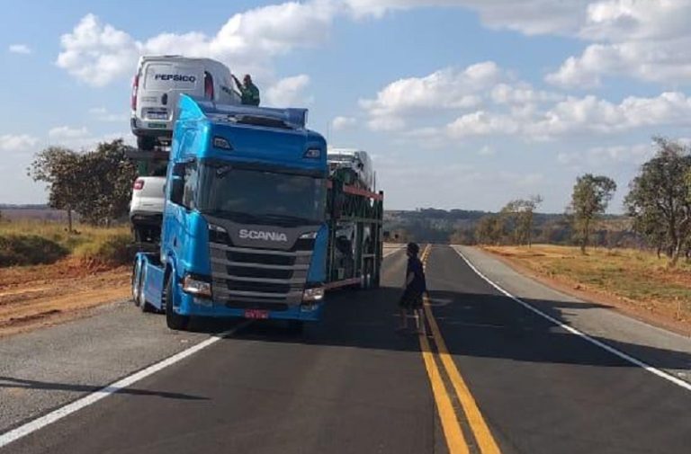 CAMINHÃO CEGONHA ROMPE CABOS DE ENERGIA NO ARCO VIÁRIO E COMPROMETE ABASTECIMENTO DE ÁGUA DE CATALÃO
