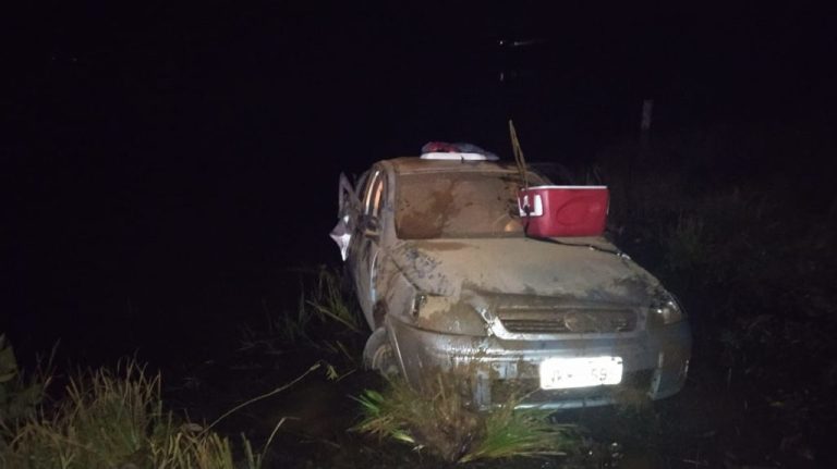 SANTO ANTÔNIO DO RIO VERDE: APÓS CONDUTOR PERDER O CONTROLE, CARRO CAPOTA E CAI DENTRO DE REPRESA NAS MARGENS DA GO-506