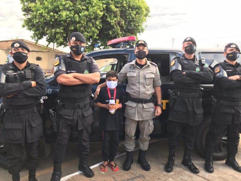 MENINO MÁRIO SONHA EM SER POLICIAL; ENGRAXATE COMOVEU O BRASIL E MUNDO AO COMPRAR RELÓGIO PARA O TIO, CONSIDERADO POR ELE COMO PAI