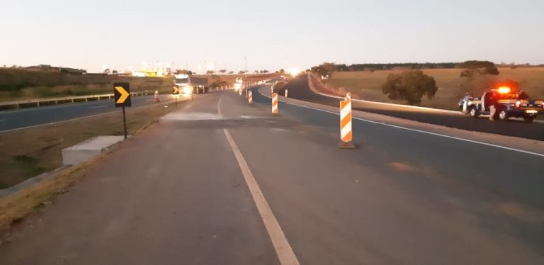 CONDUTORA DORME AO VOLANTE, PERDE O CONTROLE, E CARRO SAI DA PISTA; ACIDENTE FOI A CERCA DE 500 METROS DO POSTO DE FISCALIZAÇÃO DA PRF