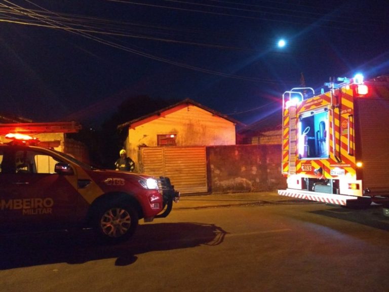 EM CATALÃO, BOMBEIROS COMBATEM INCÊNDIO EM DUAS RESIDÊNCIAS; NO BAIRRO CASTELO BRANCO, MORADOR TENTOU APAGAR AS CHAMAS