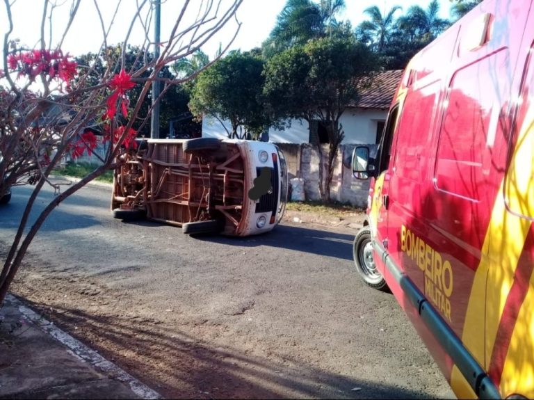 EM IPAMERI, VOLKSWAGEN KOMBI TOMA EM COLISÃO COM GM MONZA